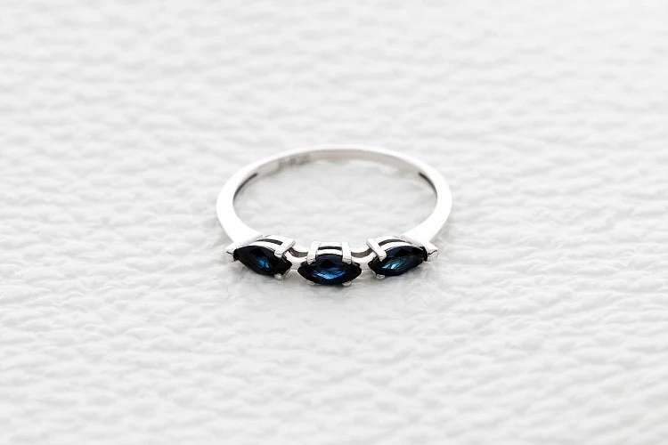 Кольцо из белого золота с 3 сапфирами