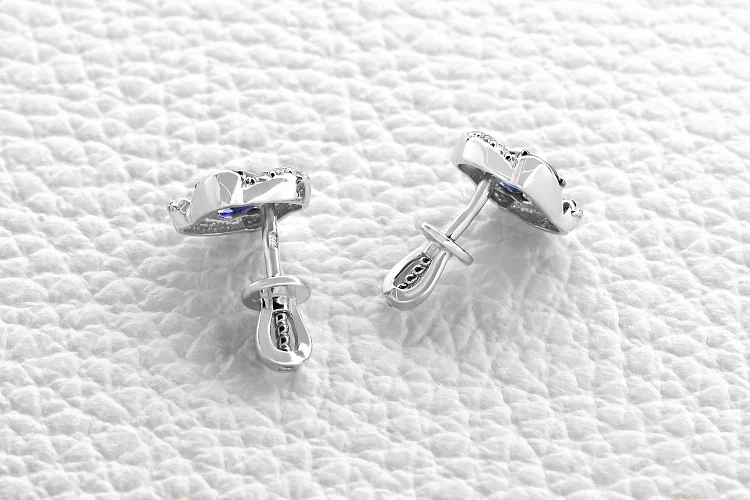 Серьги-пусеты из белого золота с 2 корундами и 16 бриллиантами