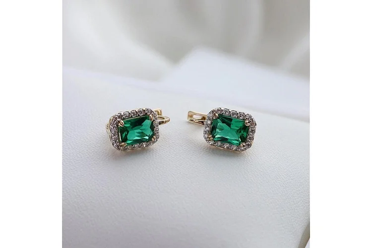 Серьги из красного золота с 2 изумрудами и 36 фианитами