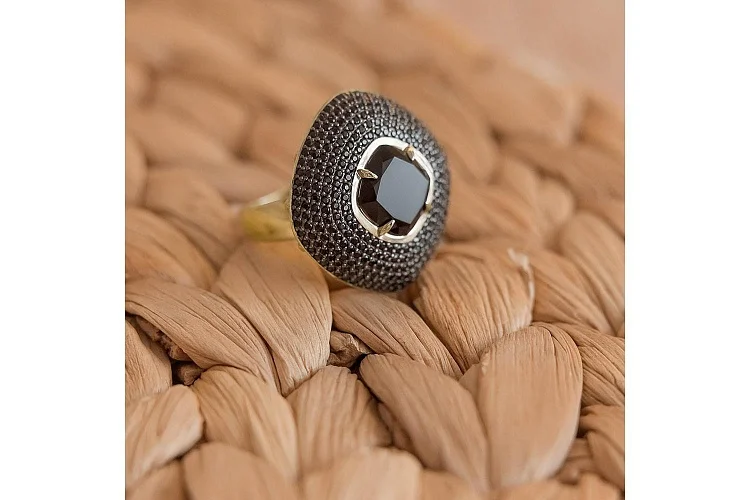 Кольцо из жёлтого золота с агатом и 292 фианитами