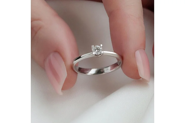 Кольцо из белого золота с 9 фианитами