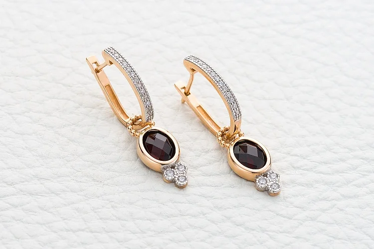 Серьги-трансформеры из красного золота с 2 гранатами и 32 фианитами