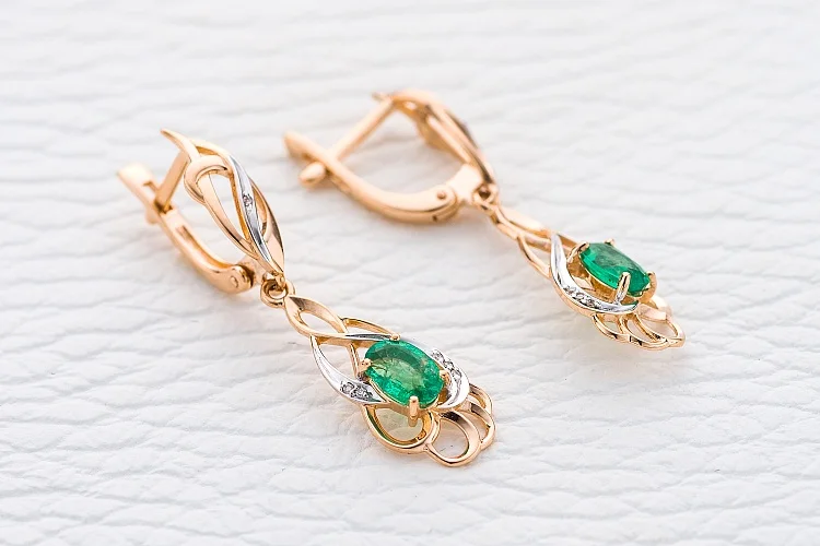 Серьги из красного золота с 2 изумрудами и 12 бриллиантами