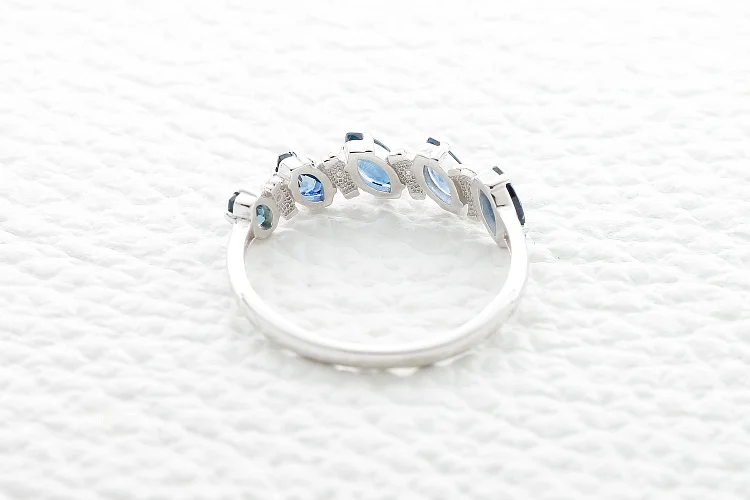 Кольцо из белого золота с 5 сапфирами и 4 бриллиантами