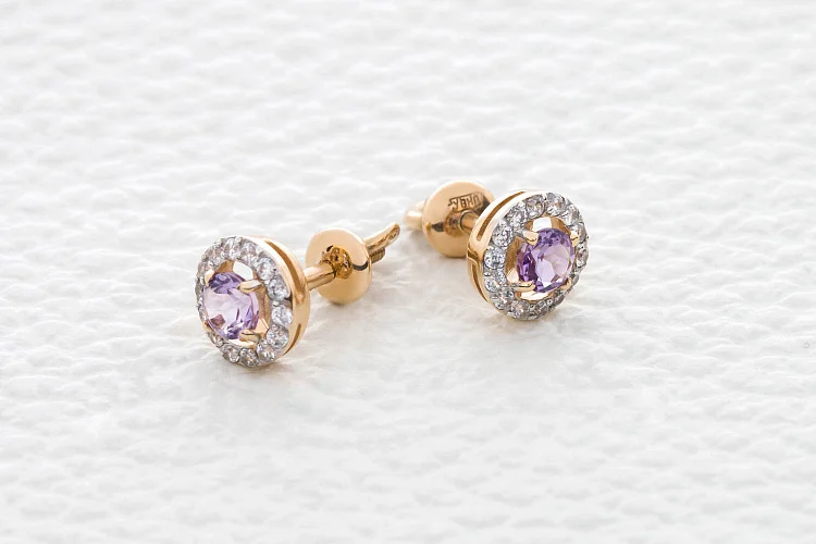 Серьги-пусеты из красного золота с 2 аметистами и 28 фианитами