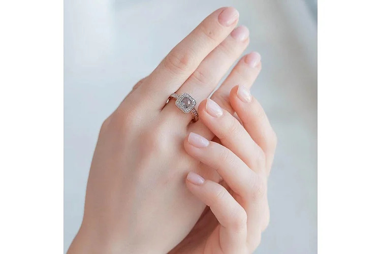 Кольцо из красного золота с топазом sky и 24 фианитами