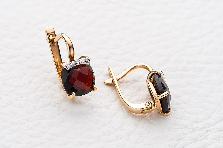 Серьги из красного золота с 2 гранатами и 10 фианитами