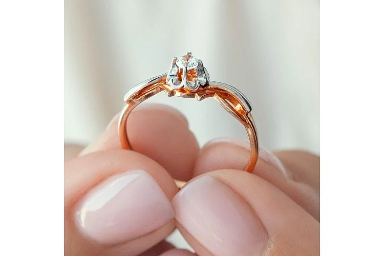 Кольцо Цветок из красного золота с бриллиантом