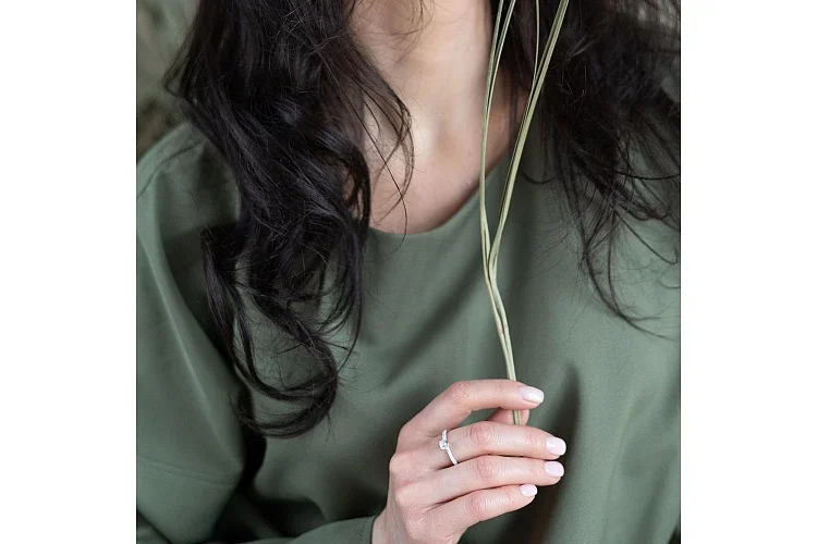 Кольцо из белого золота с 51 фианитами