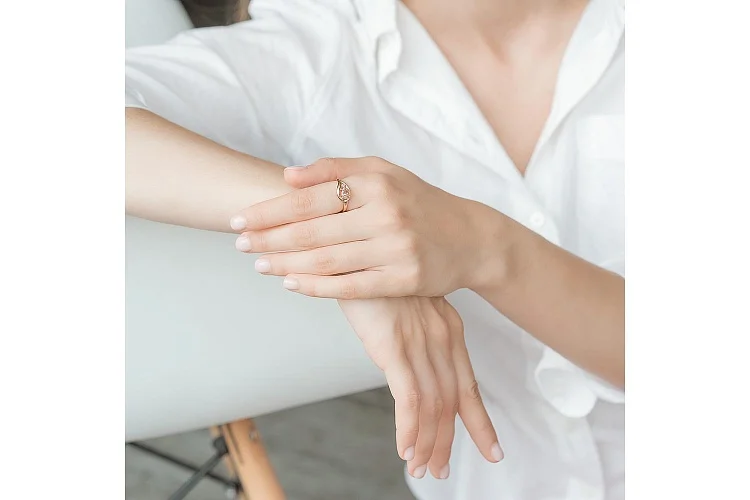 Кольцо из красного золота с морганитом и фианитом