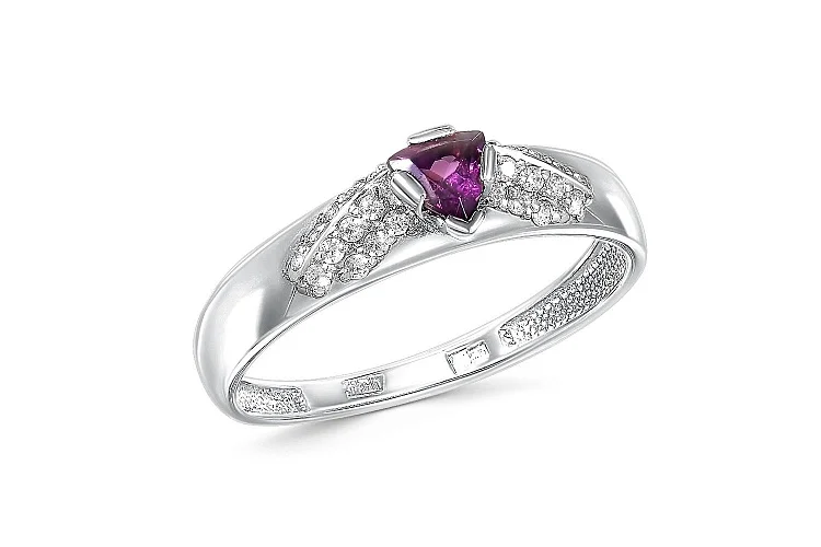 Кольцо из белого золота с родолитом и 27 фианитами