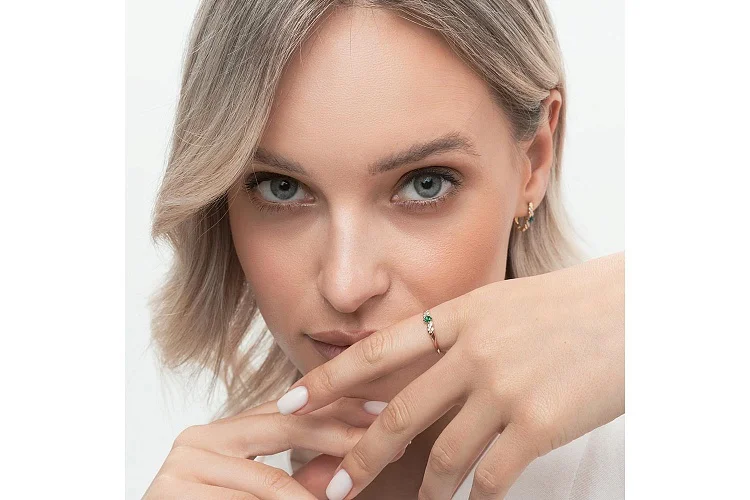 Серьги из красного золота с 2 изумрудами и 12 бриллиантами