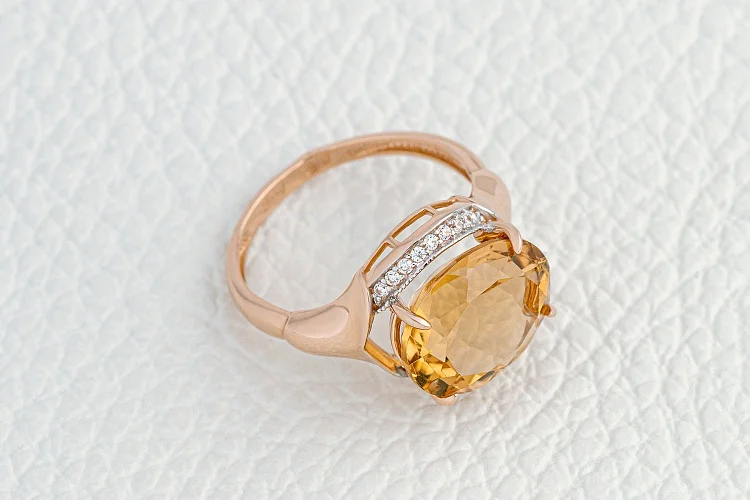 Кольцо из красного золота с цитрином и 18 фианитами