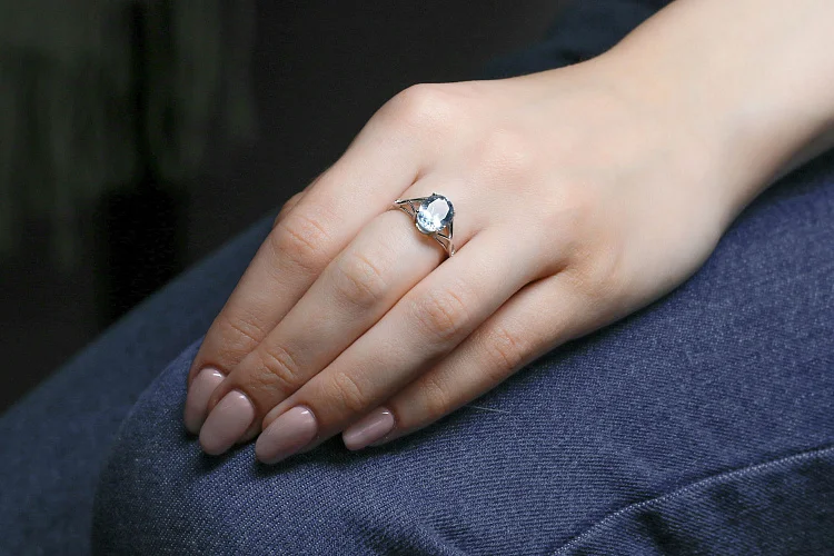 Кольцо из белого золота с топазом sky