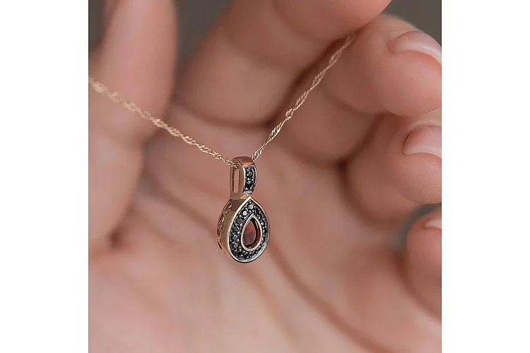 Подвеска из красного золота с гранатом и 17 фианитами