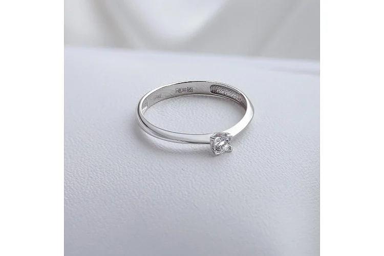 Кольцо из белого золота с бриллиантом