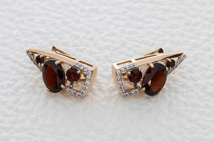 Серьги из красного золота с 6 гранатами и 36 фианитами