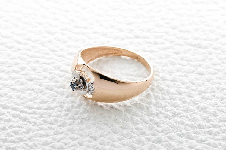 Кольцо из красного золота с сапфиром и 6 бриллиантами