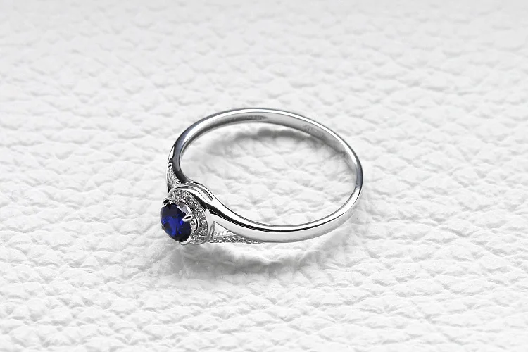 Кольцо из белого золота с корундом и 21 бриллиантами