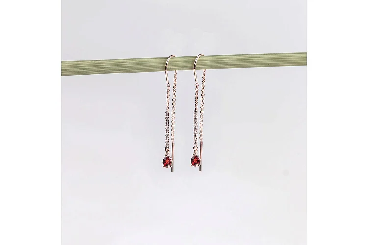 Серьги-продёвки Дорожки из красного золота с 2 гранатами и 20 фианитами