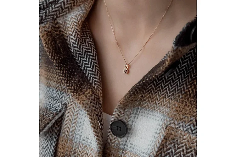 Подвеска Квадрат из красного золота с гранатом