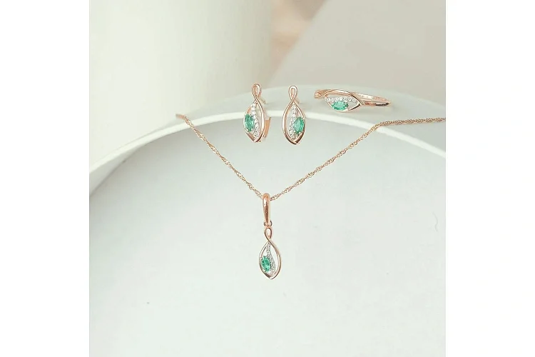 Подвеска из красного золота с изумрудом и 7 бриллиантами