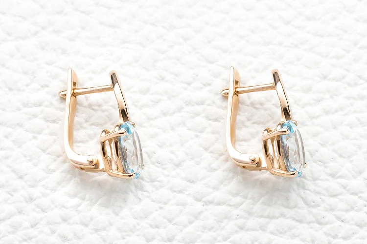 Серьги из красного золота с 2 топазами sky и 6 фианитами