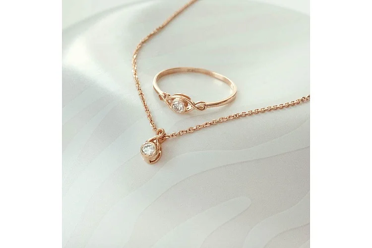 Колье из красного золота с бриллиантом