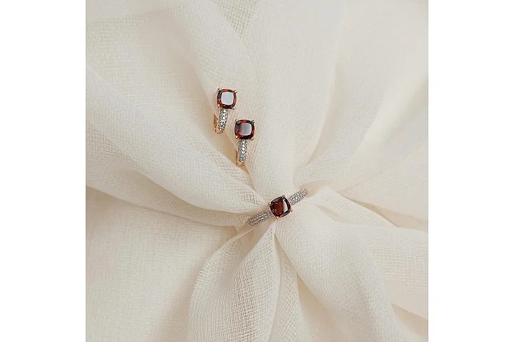 Кольцо из красного золота с гранатом и 50 фианитами