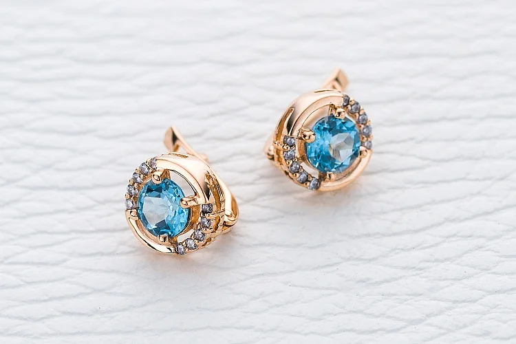 Серьги Круги из красного золота с 2 топазами swiss и 20 фианитами