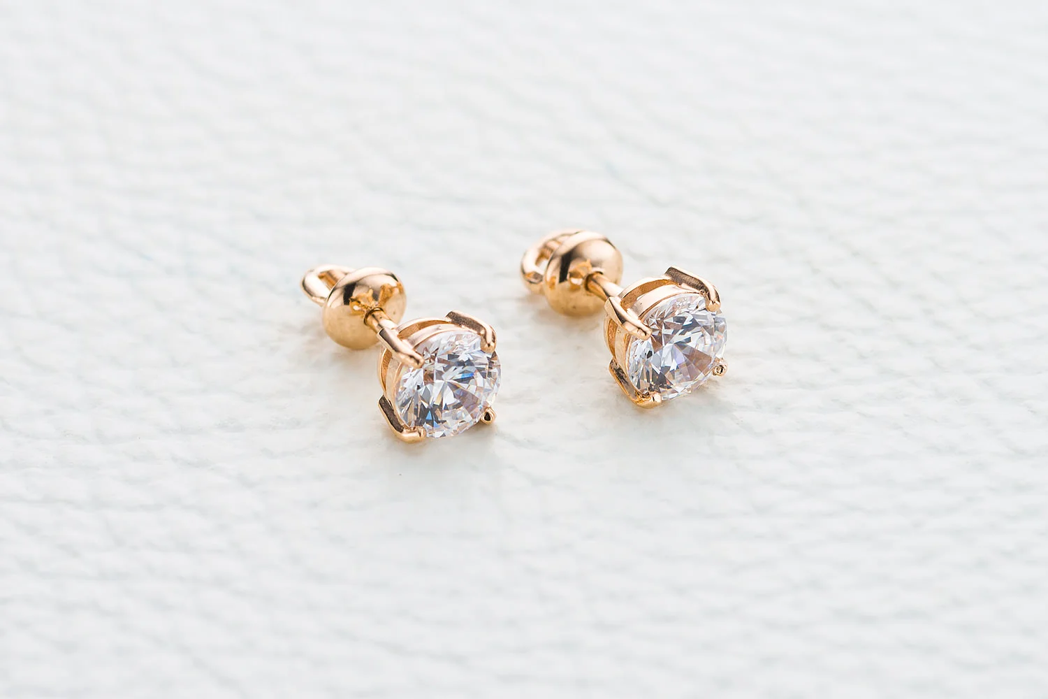 Серьги-пусеты из красного золота с 2 кристаллами swarovski