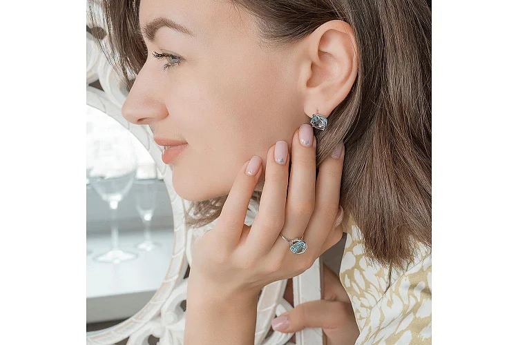 Кольцо из белого золота с топазом sky и 3 фианитами