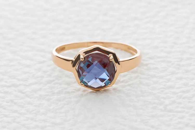 Кольцо из красного золота с александритом