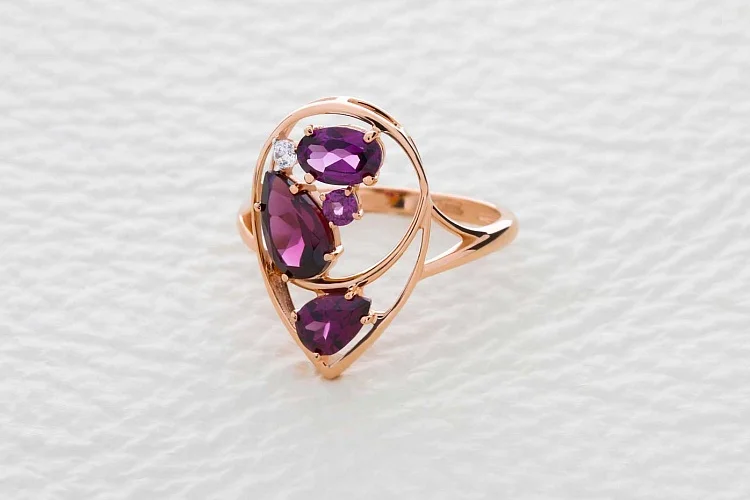 Кольцо из красного золота с 4 родолитами и фианитом