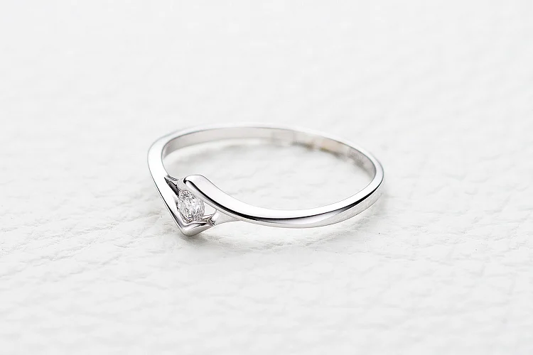 Кольцо из белого золота с бриллиантом