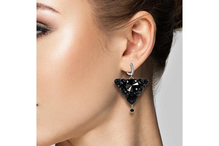 Бижутерные серьги Треугольные черный