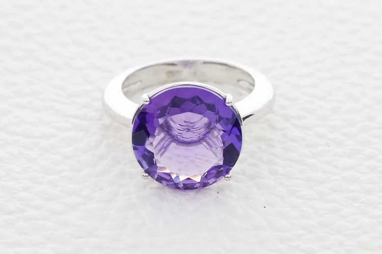 Кольцо из белого золота с аметистом