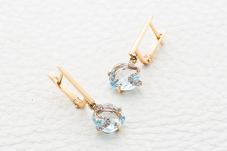 Серьги из красного золота с 2 топазами sky и 14 фианитами