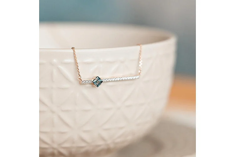 Колье Дорожка из красного золота с топазом лондон и 17 фианитами