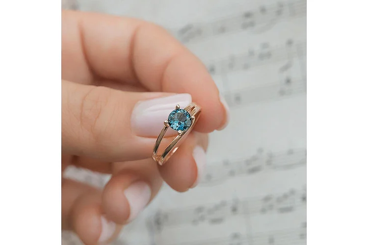 Кольцо из красного золота с топазом лондон