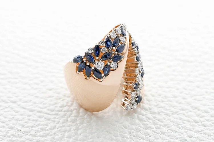 Кольцо из красного золота с 19 сапфирами и 24 бриллиантами
