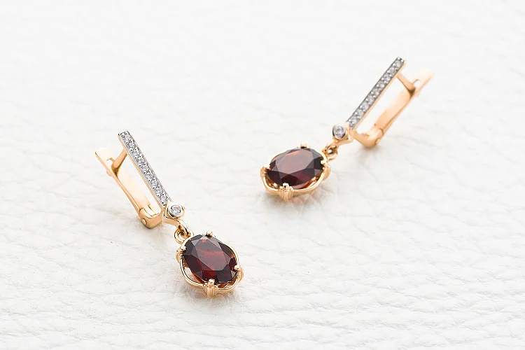 Серьги из красного золота с 2 гранатами и 20 фианитами