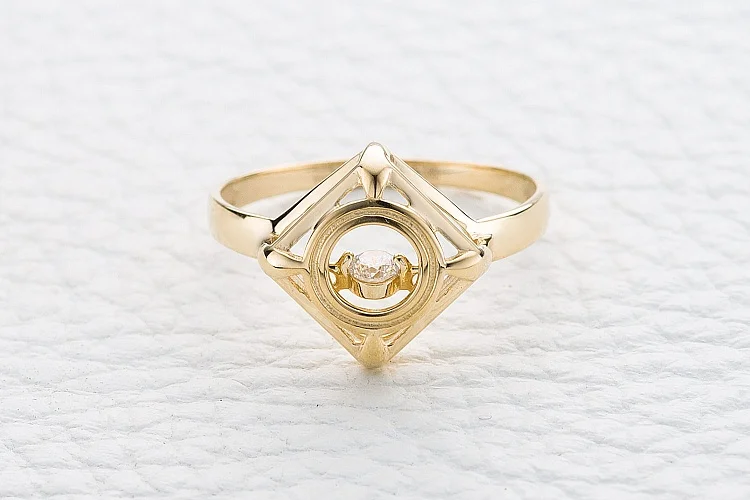 Кольцо из жёлтого золота с фианитом