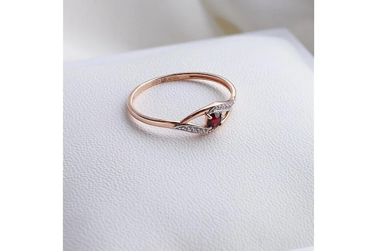 Кольцо из красного золота с гранатом и 8 фианитами