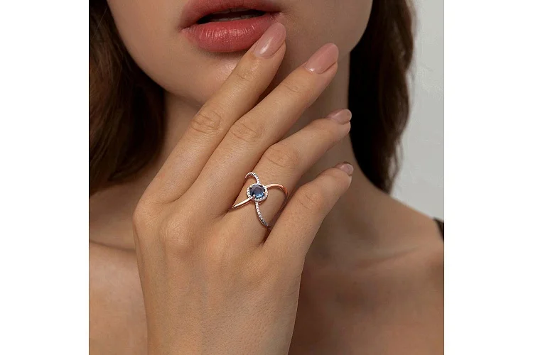 Кольцо из красного золота с топазом лондон и 36 бриллиантами