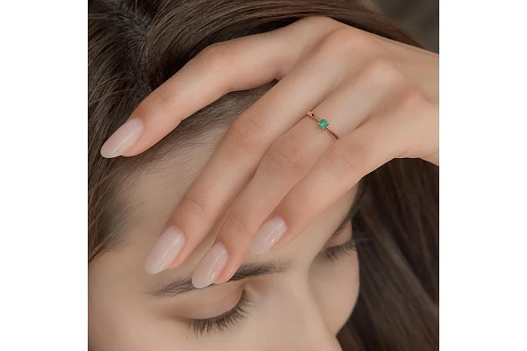 Кольцо из красного золота с изумрудом