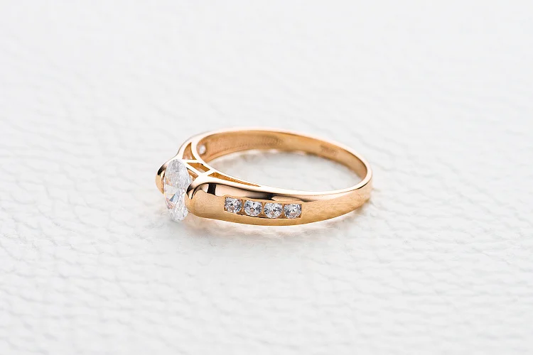 Кольцо из красного золота с 9 кристаллами swarovski