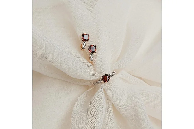 Серьги из красного золота с 2 гранатами и 32 фианитами