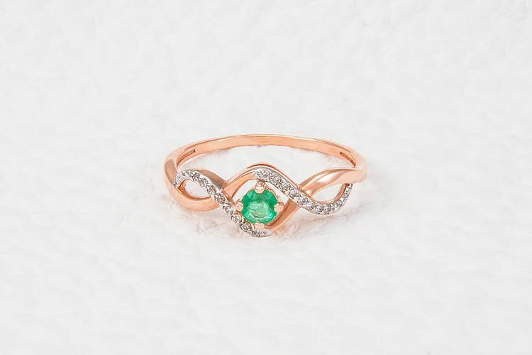 Кольцо из красного золота с изумрудом и 16 бриллиантами