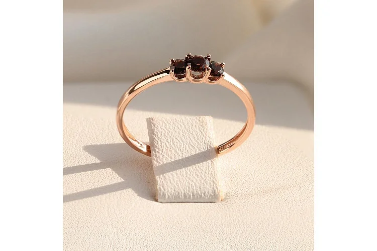 Кольцо из красного золота с 3 раухтопазами